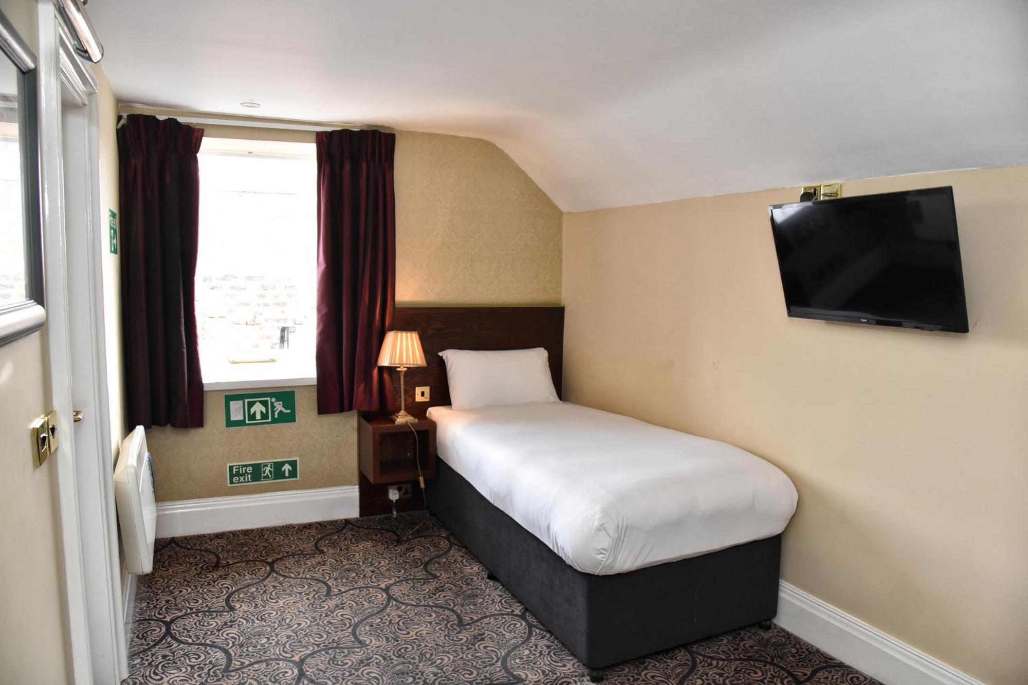 The Castle Hotel Wetherspoon Ruthin Ngoại thất bức ảnh