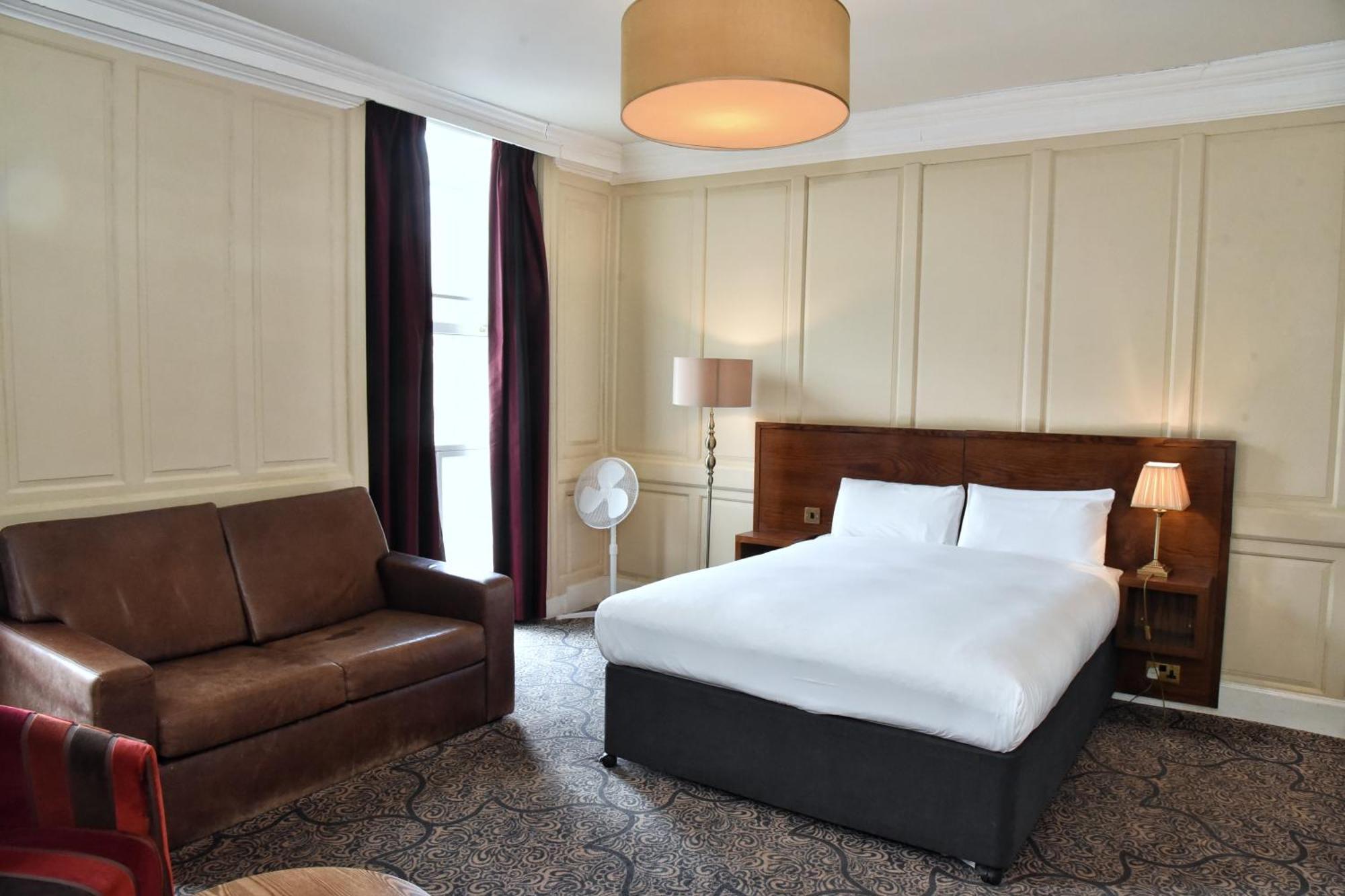 The Castle Hotel Wetherspoon Ruthin Ngoại thất bức ảnh
