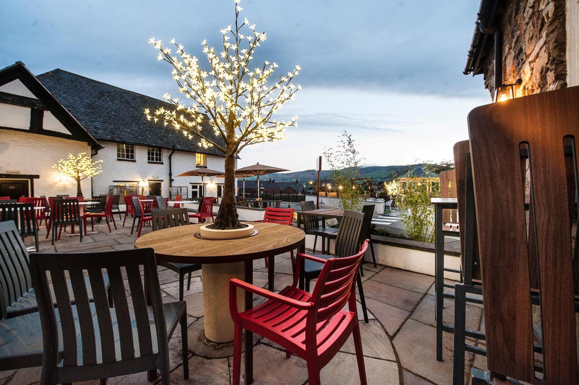 The Castle Hotel Wetherspoon Ruthin Ngoại thất bức ảnh