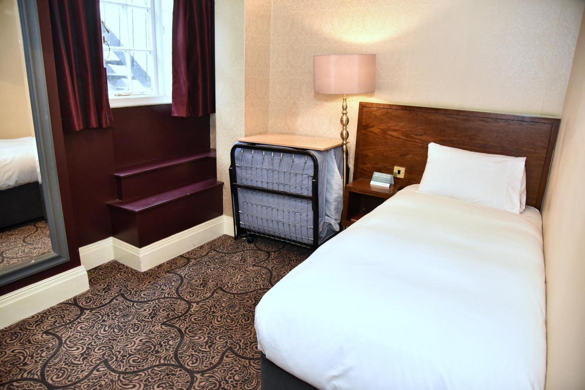 The Castle Hotel Wetherspoon Ruthin Ngoại thất bức ảnh