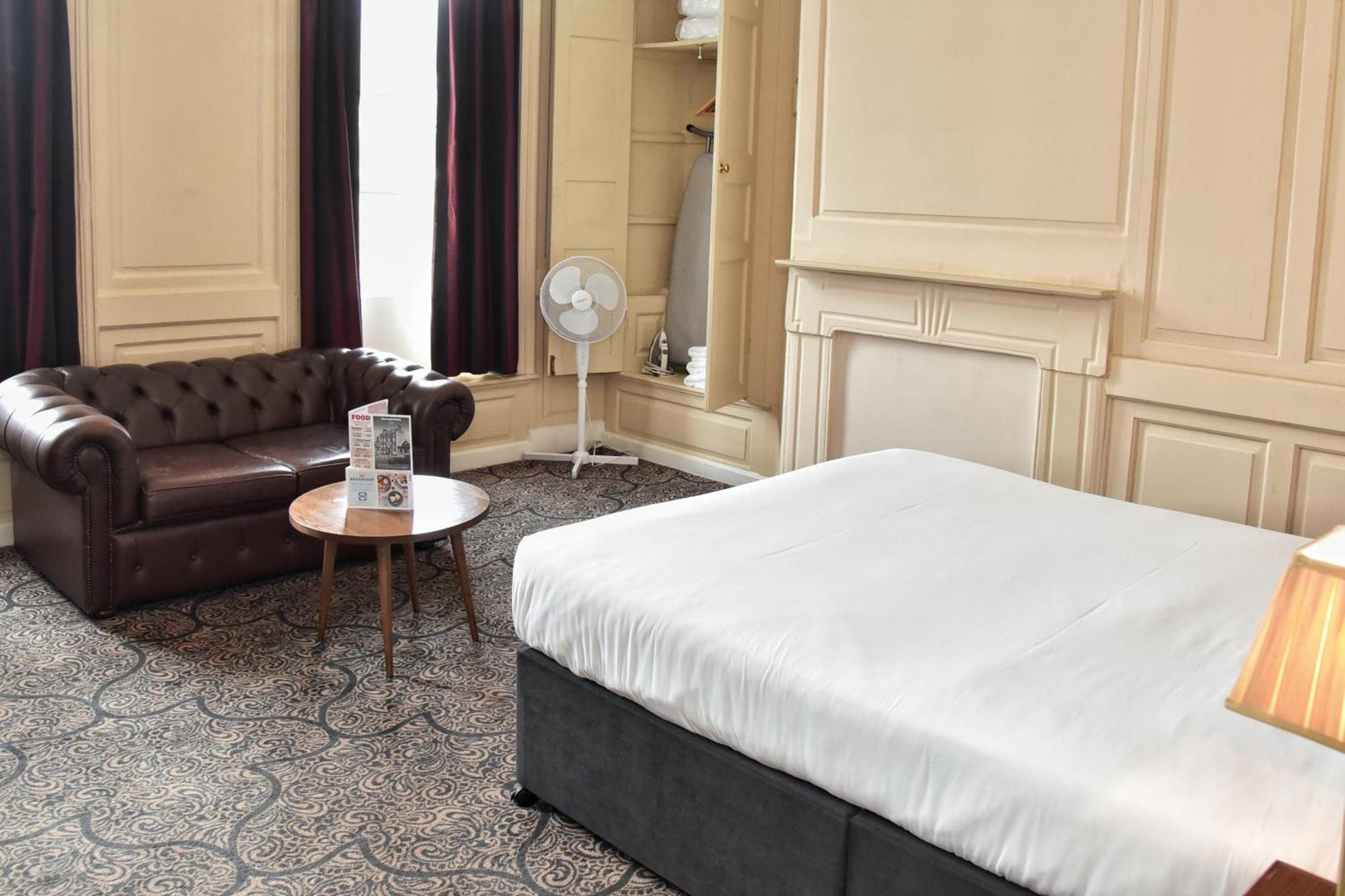 The Castle Hotel Wetherspoon Ruthin Ngoại thất bức ảnh