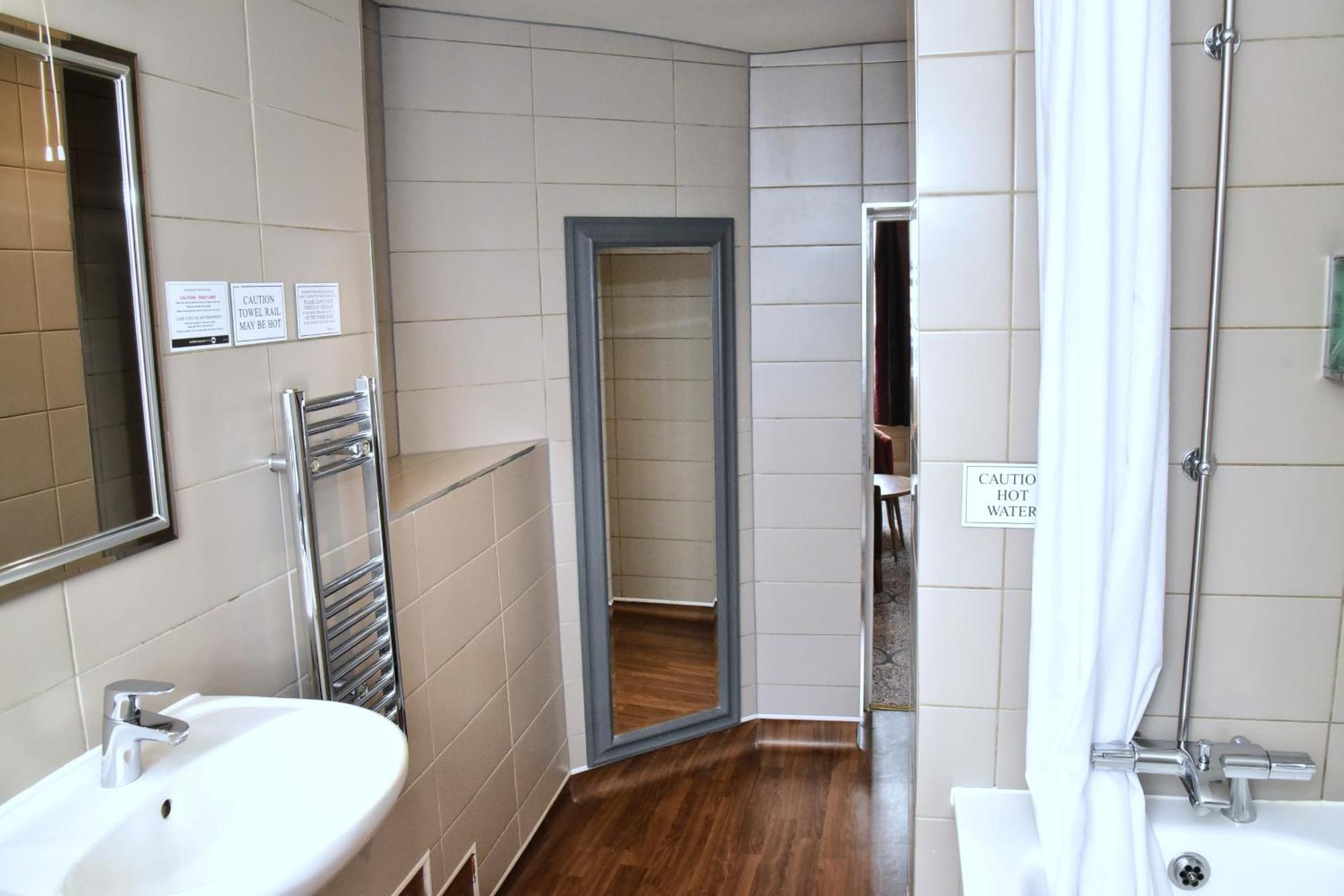 The Castle Hotel Wetherspoon Ruthin Ngoại thất bức ảnh