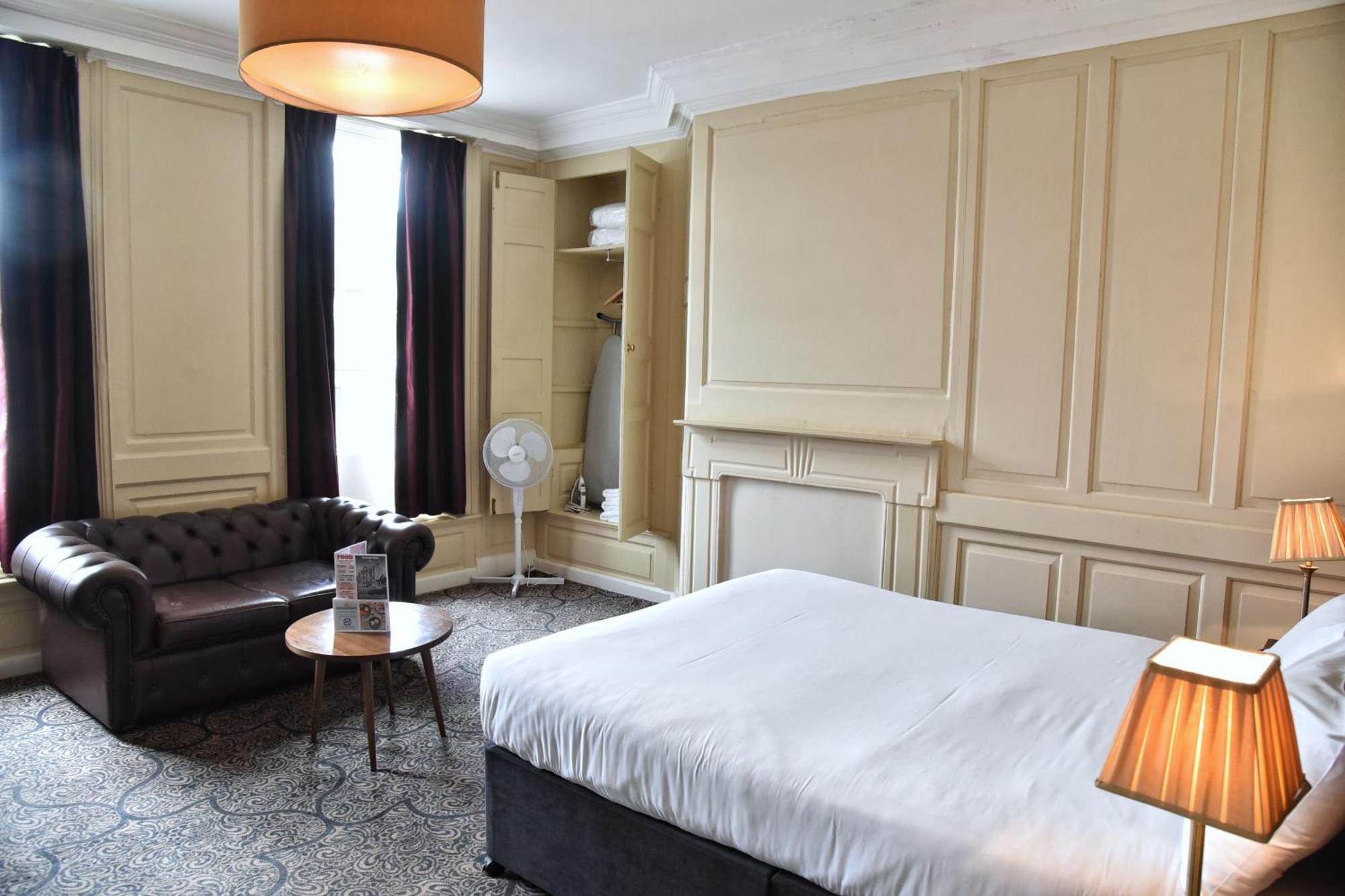 The Castle Hotel Wetherspoon Ruthin Ngoại thất bức ảnh