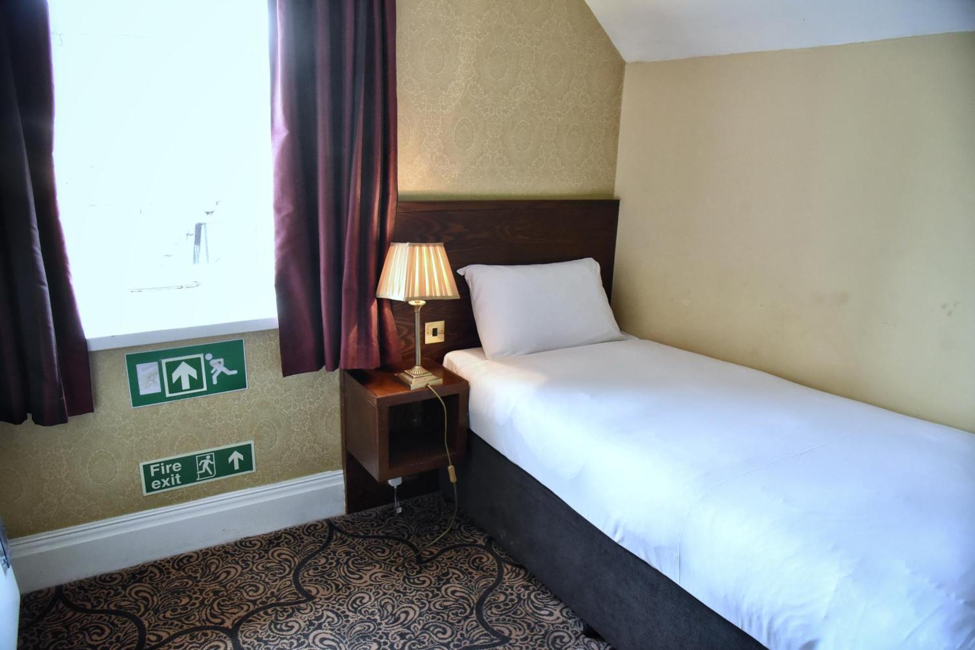 The Castle Hotel Wetherspoon Ruthin Ngoại thất bức ảnh